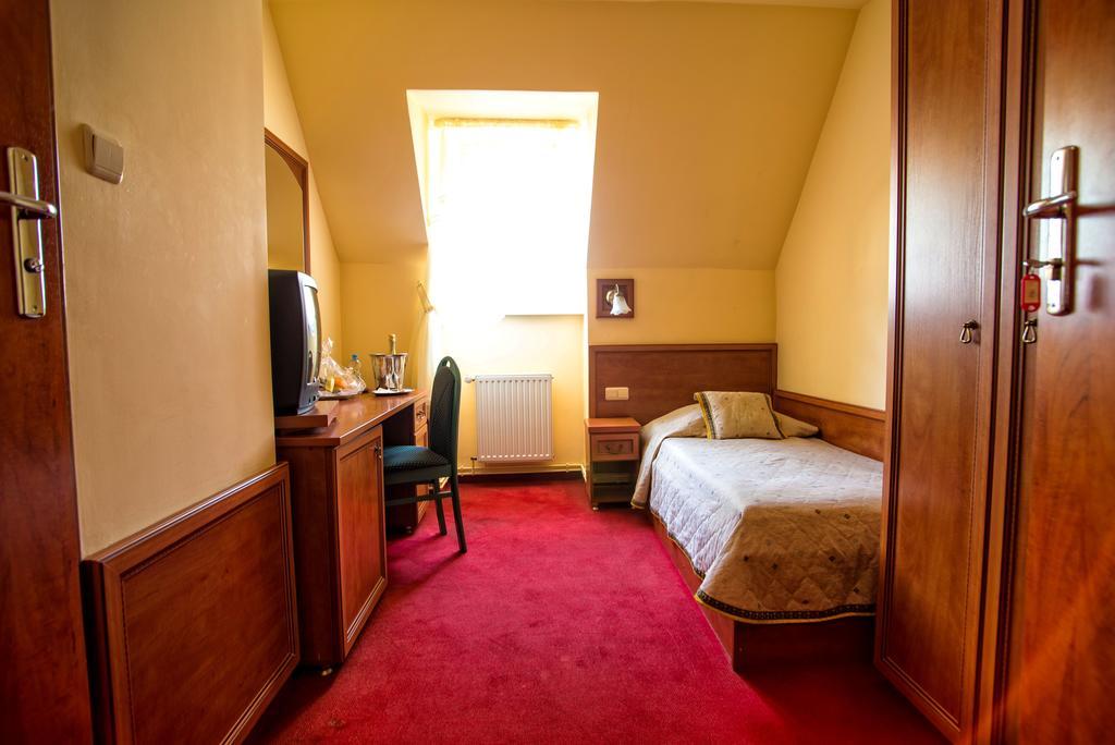 Hotel Adalbertus غنيزنو الغرفة الصورة